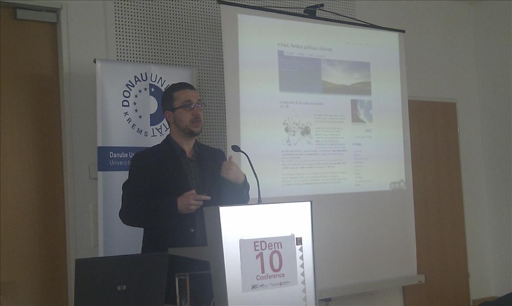 Ismael Peña-López speaking at the eDem10 conference