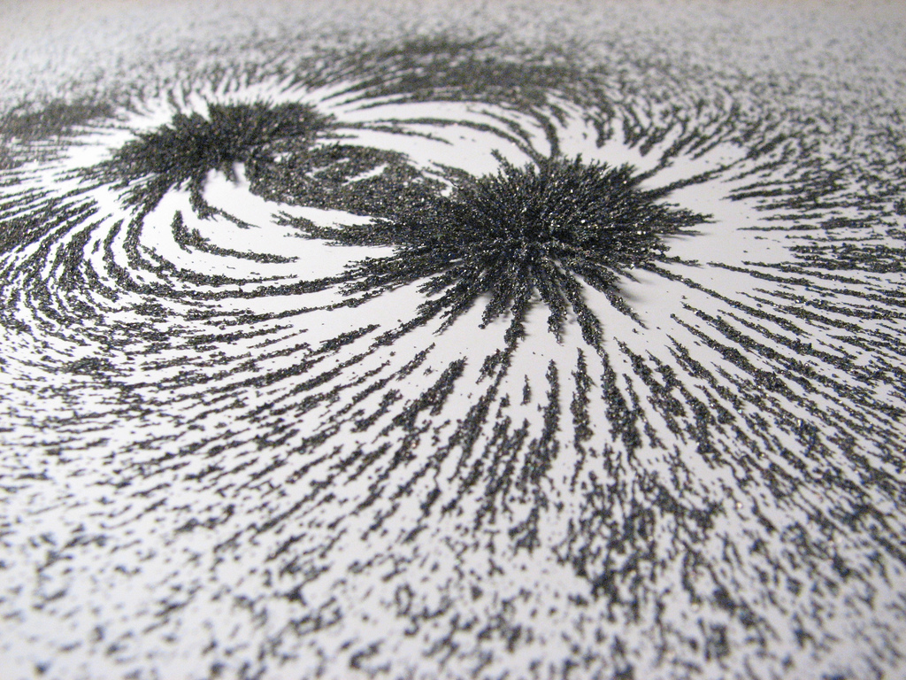 Fotografía de un campo magnético con limaduras de hierro